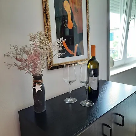 Lägenhet Nia Apartment, *