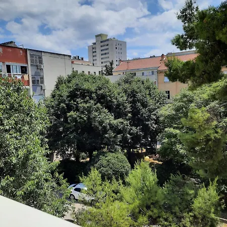 Nia Apartment, Apartment Split