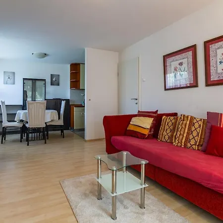 Nia Apartment, Apartment Split