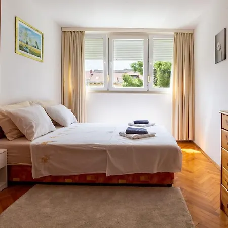 Nia Apartment, アパート